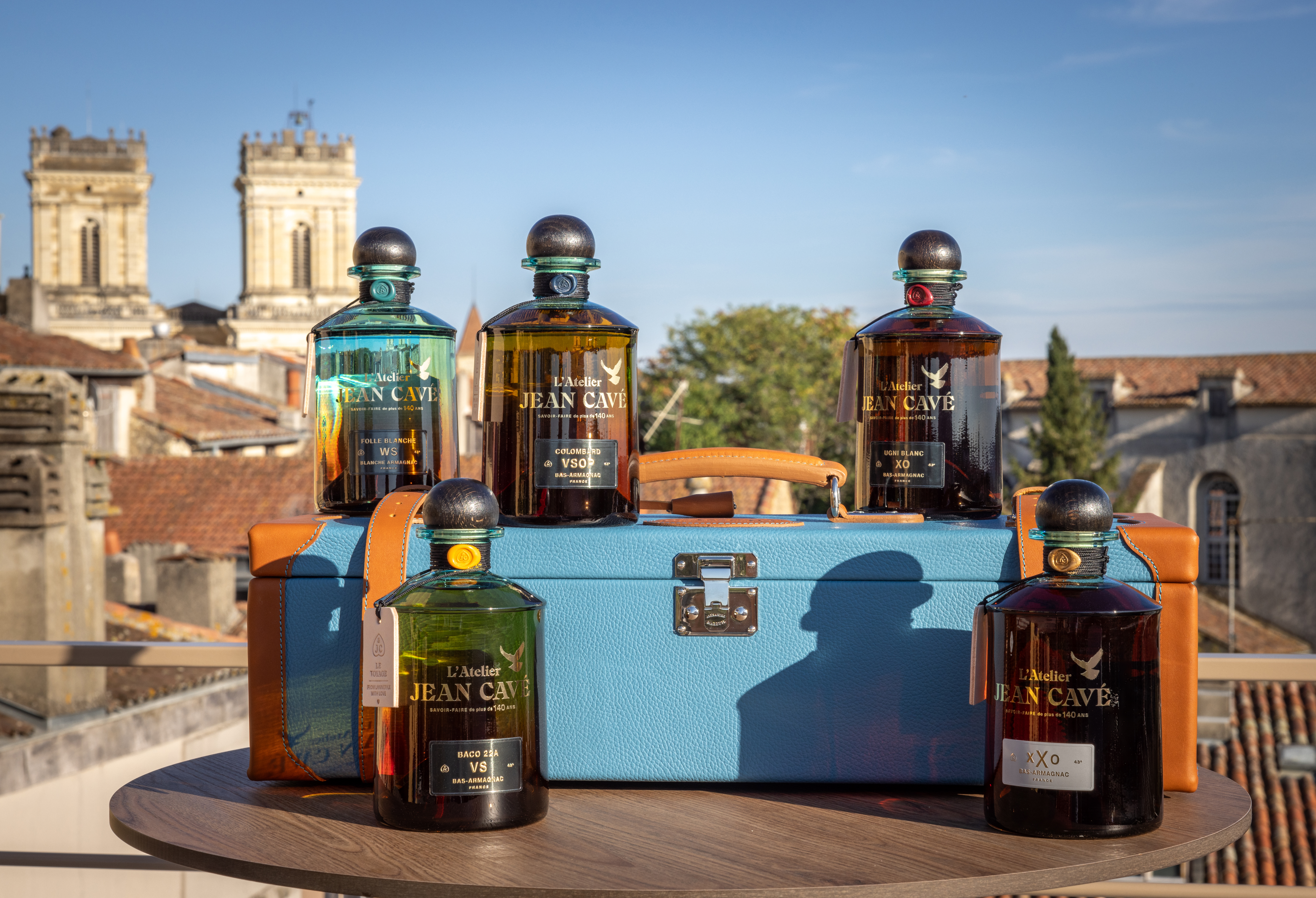 Armagnac en scène 17&18 octobre 2026 Mont de Marsan, vente aux enchères la mallette "Partez en voyage avec Jean Cavé"